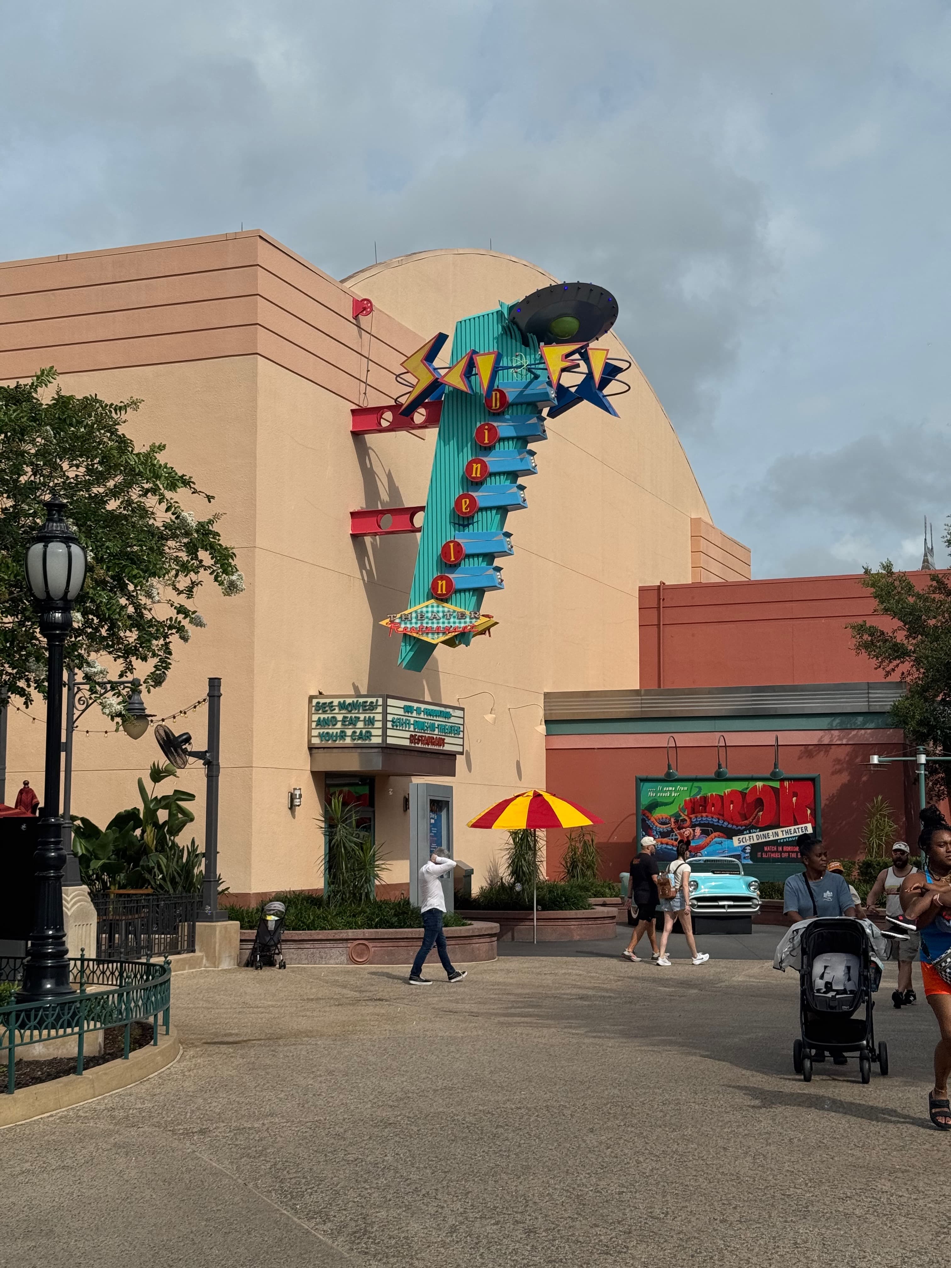 Sci-Fi Dine-In Theater Restaurant